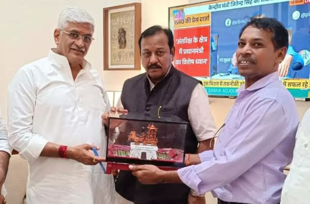 विश्व के सबसे बड़े कृष्ण-अर्जुन रथ के मॉडल को केन्द्रीय संस्कृति मंत्री को भेंट दिया विश्व के सबसे बड़े कृष्ण-अर्जुन रथ के मॉडल को केन्द्रीय संस्कृति मंत्री को भेंट दिया