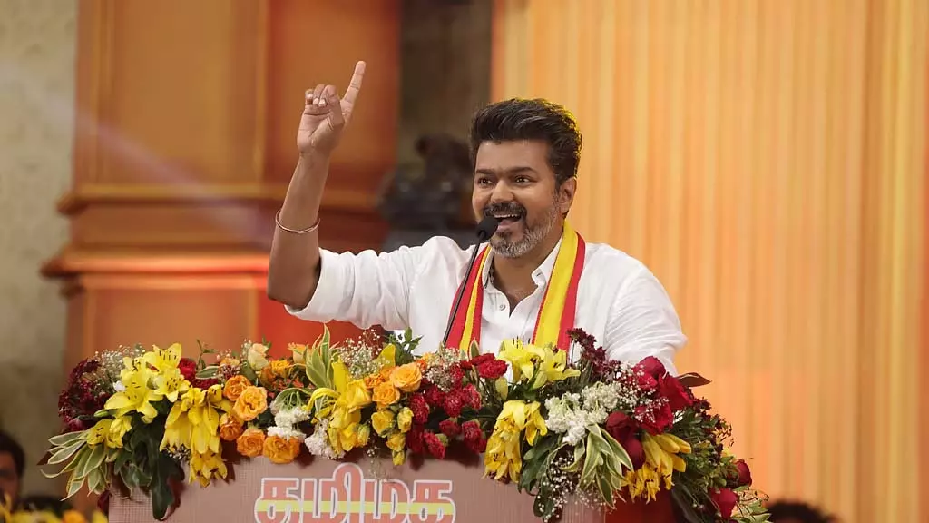 मुकाबला थावेका और डीएमके के बीच है: Vijay मुकाबला थावेका और डीएमके के बीच है: Vijay