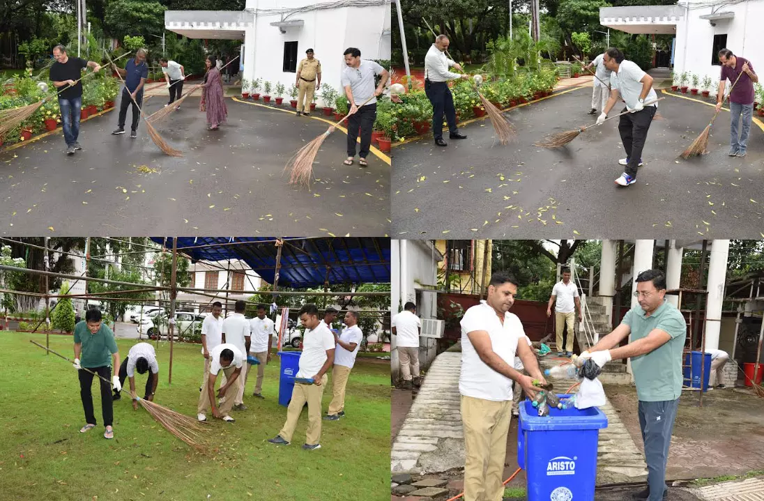 रायपुर राजभवन परिसर में अधिकारियों-कर्मचारियों ने की साफ-सफाई रायपुर राजभवन परिसर में अधिकारियों-कर्मचारियों ने की साफ-सफाई