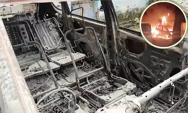 MP : उमरिया में खड़ी कार मिनटों में जलकर राख हो गई MP : उमरिया में खड़ी कार मिनटों में जलकर राख हो गई