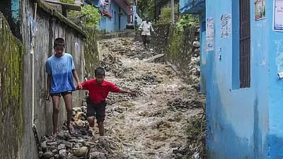Uttarakhand: यमुना का प्रवाह रोकने से कृत्रिम झील बनी, होटल और घर खाली कराए गए Uttarakhand: यमुना का प्रवाह रोकने से कृत्रिम झील बनी, होटल और घर खाली कराए गए