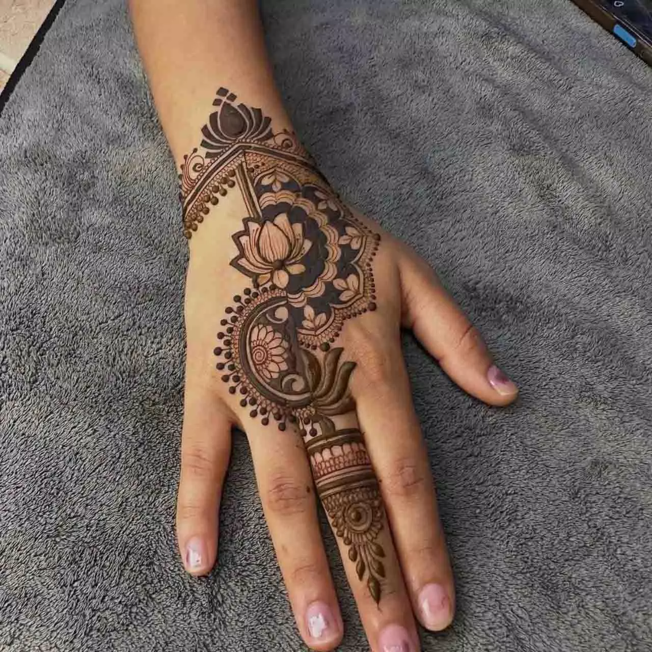 Hartalika Teej : हरतालिका तीज पर बैक हैंड के लिए सिंपल मेहंदी और ट्रेंडी डिजाइन Hartalika Teej : हरतालिका तीज पर बैक हैंड के लिए सिंपल मेहंदी और ट्रेंडी डिजाइन