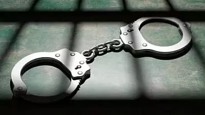 Delhi : सीबीआई अधिकारी बनकर गिरोह ने 2.3 करोड़ रुपये लूटे, 2 गिरफ्तार Delhi : सीबीआई अधिकारी बनकर गिरोह ने 2.3 करोड़ रुपये लूटे, 2 गिरफ्तार