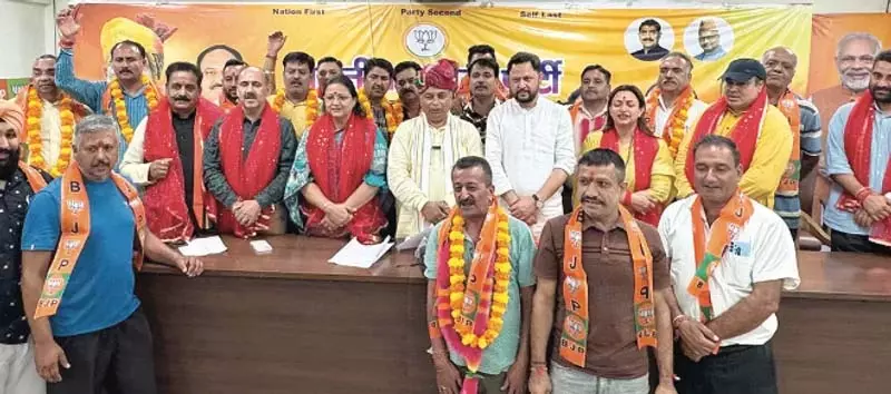 सत शर्मा ने जम्मू के 50 ट्रांसपोर्टरों का पार्टी में स्वागत किया सत शर्मा ने जम्मू के 50 ट्रांसपोर्टरों का पार्टी में स्वागत किया