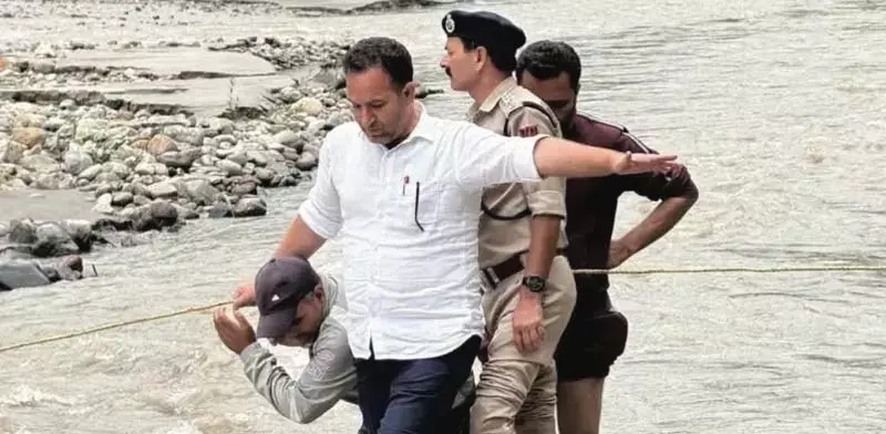 अराजकता के बीच, राजनेता शोकग्रस्त पद्दार गांव पहुंचे अराजकता के बीच, राजनेता शोकग्रस्त पद्दार गांव पहुंचे