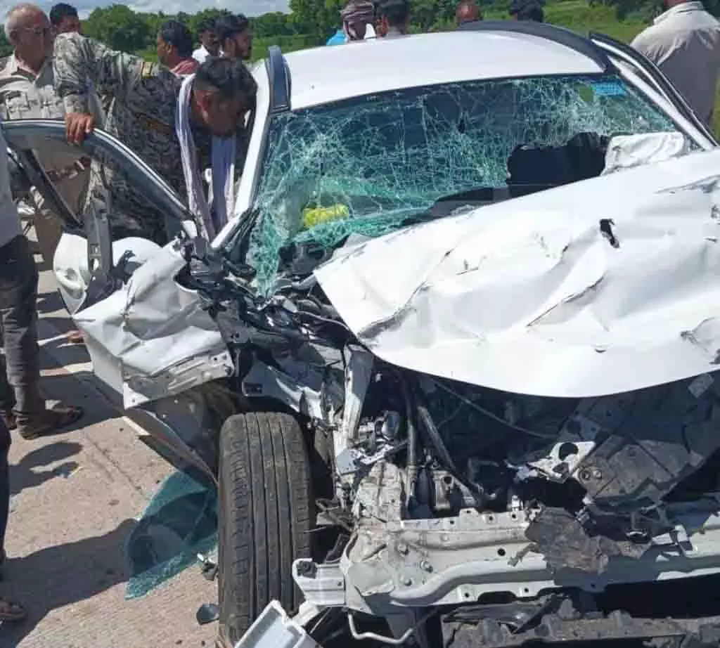 Mp News: खड़े ट्रक से टकराई कार, मां,बेटे की दर्दनाक मौत Mp News: खड़े ट्रक से टकराई कार, मां,बेटे की दर्दनाक मौत
