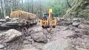 Himachal: भूस्खलन से 339 सड़कें बंद, भारी बारिश का अलर्ट Himachal: भूस्खलन से 339 सड़कें बंद, भारी बारिश का अलर्ट