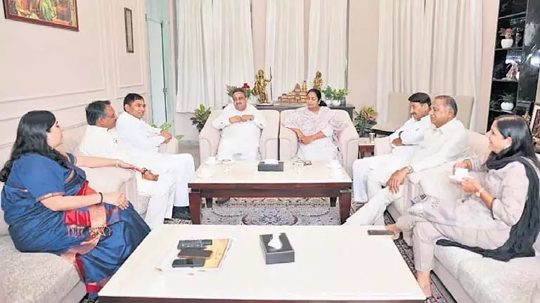 हमले के अगले दिन भाजपा सांसदों ने दिल्ली CM रेखा गुप्ता से मुलाकात की हमले के अगले दिन भाजपा सांसदों ने दिल्ली CM रेखा गुप्ता से मुलाकात की