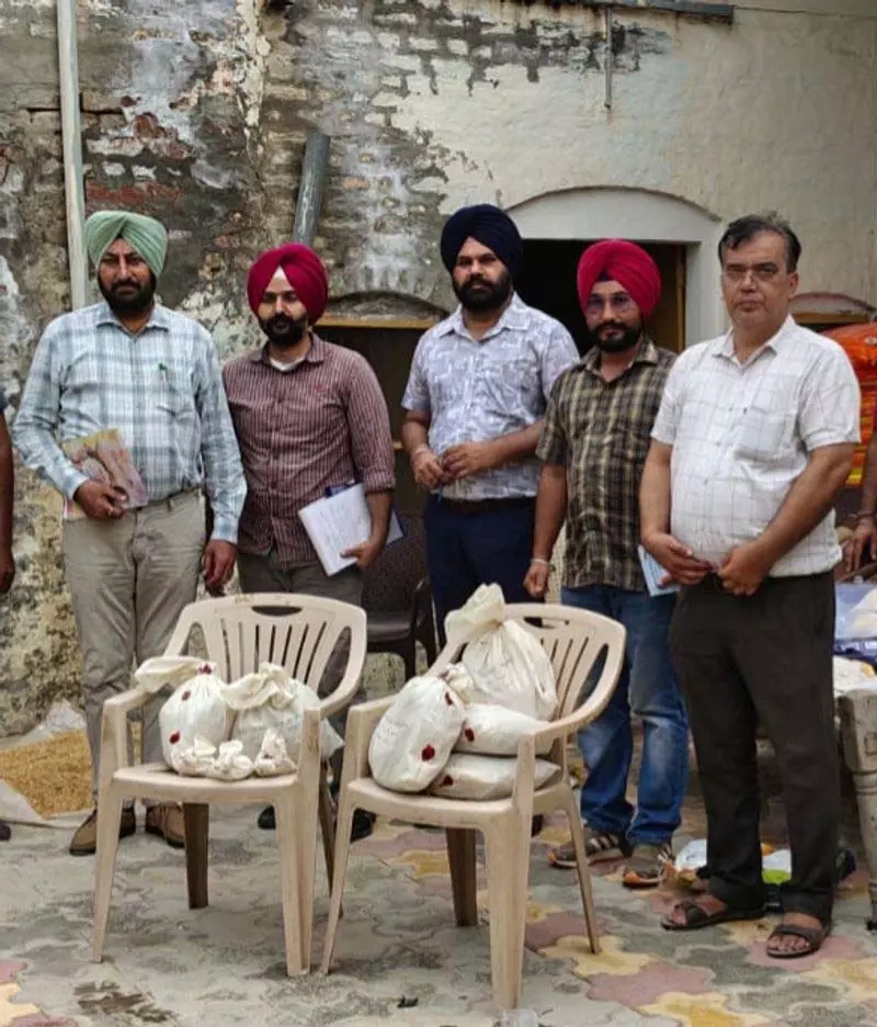 Punjab: अवैध लांबी गोदाम से 20 लाख रुपये का खाद, बीज जब्त Punjab: अवैध लांबी गोदाम से 20 लाख रुपये का खाद, बीज जब्त