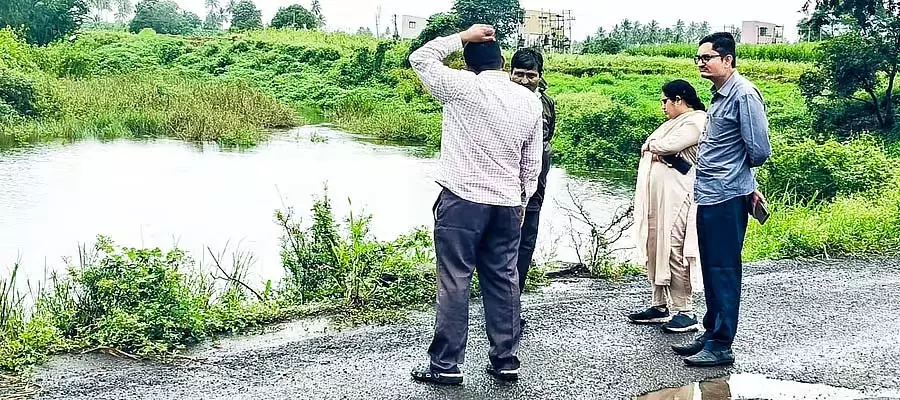 Athani : अधिकारियों ने नदी किनारे के गांवों का दौरा किया Athani : अधिकारियों ने नदी किनारे के गांवों का दौरा किया