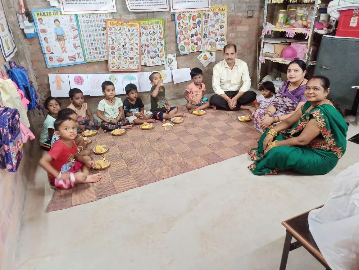 अधिकारियों-कर्मचारियों ने बच्चों संग मनाया अपना जन्मदिन अधिकारियों-कर्मचारियों ने बच्चों संग मनाया अपना जन्मदिन