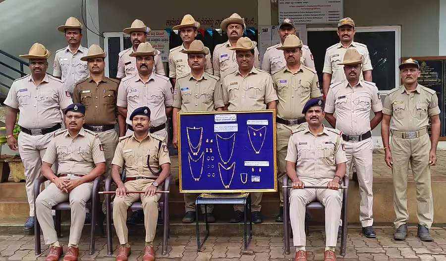 Karnataka : पुलिस ने सोने के आभूषण लूटने के आरोप में चोर को गिरफ्तार किया Karnataka : पुलिस ने सोने के आभूषण लूटने के आरोप में चोर को गिरफ्तार किया