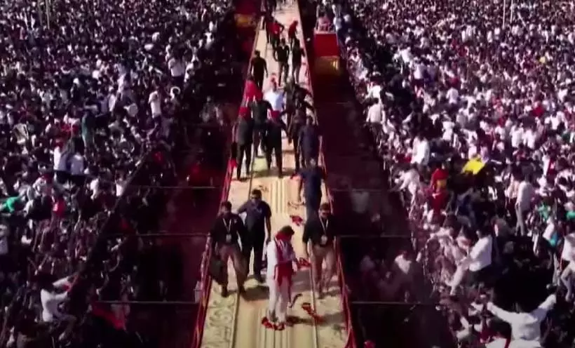 मदुरै में TVK सम्मेलन में प्रशंसकों का उत्साह मदुरै में TVK सम्मेलन में प्रशंसकों का उत्साह