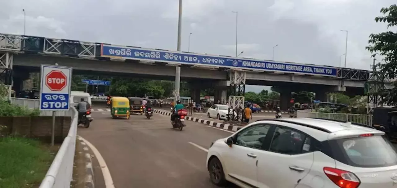 Bhubaneswar : खंडगिरी के पास राष्ट्रीय राजमार्ग पर ट्रैफिक जाम क्यों है? Bhubaneswar : खंडगिरी के पास राष्ट्रीय राजमार्ग पर ट्रैफिक जाम क्यों है?