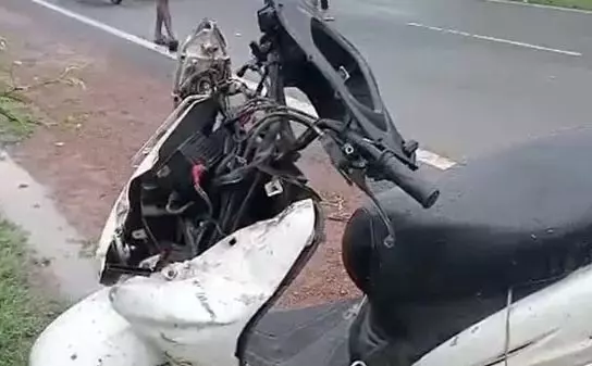 स्कूटी जा टकराई ट्रक में, 2 दोस्तों की मौत स्कूटी जा टकराई ट्रक में, 2 दोस्तों की मौत