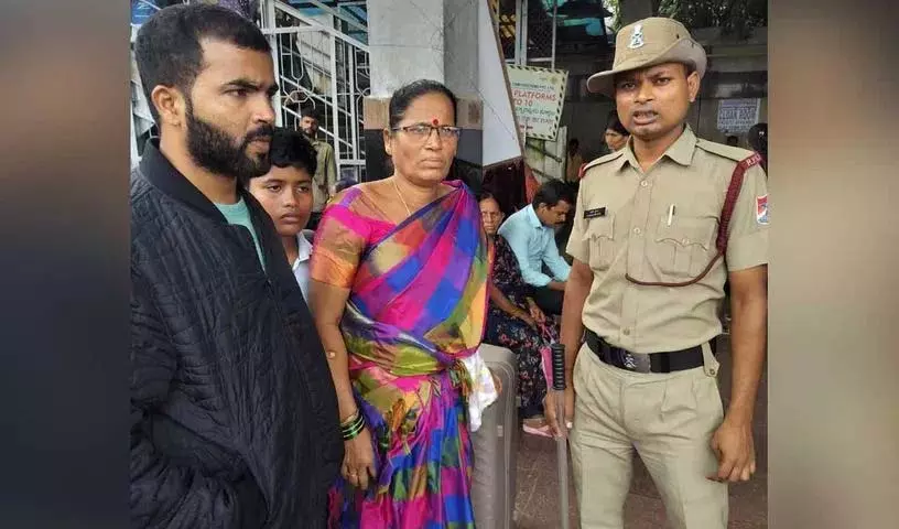 RPF कांस्टेबल की समय पर कार्रवाई से चलती ट्रेन में हादसा टला RPF कांस्टेबल की समय पर कार्रवाई से चलती ट्रेन में हादसा टला