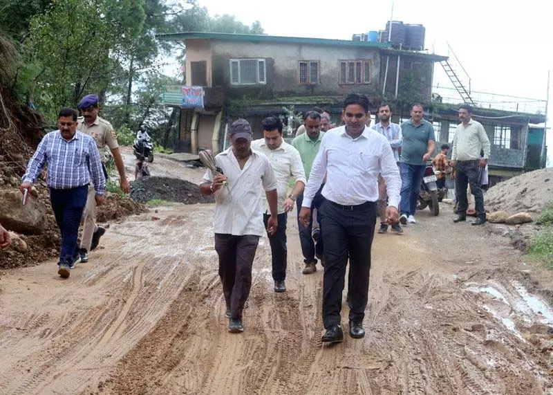 जिला प्रशासन ने Sudher में खराब जल निकासी और भूस्खलन के खतरे का जायजा लिया जिला प्रशासन ने Sudher में खराब जल निकासी और भूस्खलन के खतरे का जायजा लिया