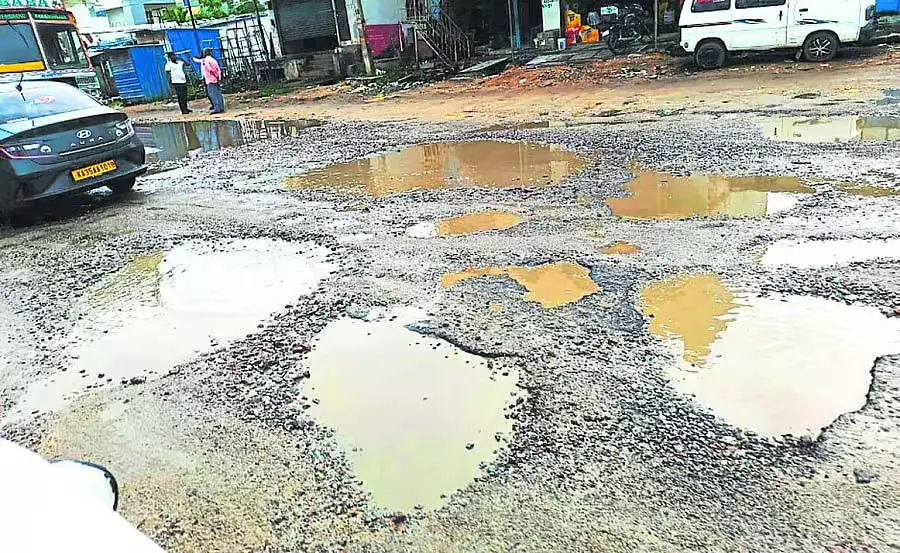 गड्ढों वाली सड़क: यातायात समस्या गड्ढों वाली सड़क: यातायात समस्या