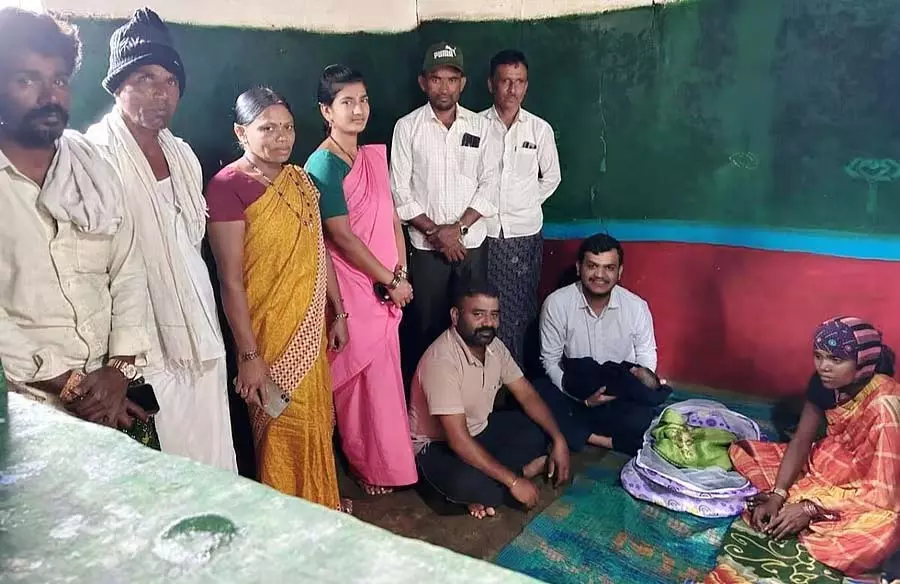 Karnataka : मां और बच्चा शेड में रह रहे थे, प्रशासन उन्हें घर ले आया Karnataka : मां और बच्चा शेड में रह रहे थे, प्रशासन उन्हें घर ले आया