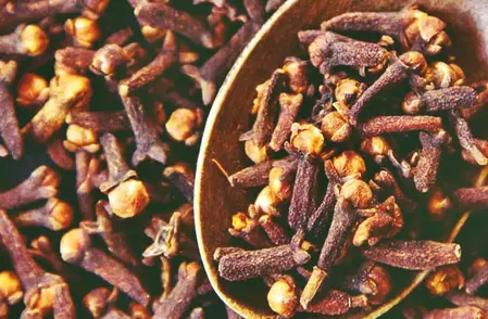 लौंग: खुशबूदार मसाला वातनाशक और औषधीय गुणों से भरपूर लौंग: खुशबूदार मसाला वातनाशक और औषधीय गुणों से भरपूर