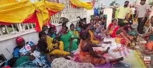 सफाई कर्मचारियों का विरोध: हाईकोर्ट ने कहा, वेतन में कटौती न करें सफाई कर्मचारियों का विरोध: हाईकोर्ट ने कहा, वेतन में कटौती न करें