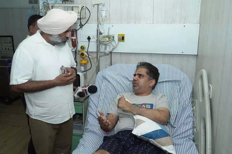MLA Pargat Singh ने अपहरण की कोशिश के बाद घायल डॉक्टर से मुलाकात की MLA Pargat Singh ने अपहरण की कोशिश के बाद घायल डॉक्टर से मुलाकात की