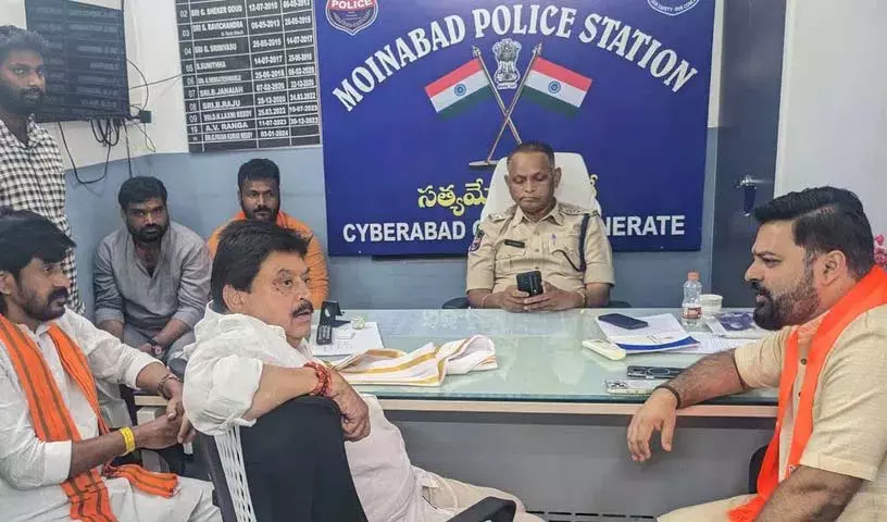 तेलंगाना BJP प्रमुख रामचंदर राव सचिवालय में विरोध प्रदर्शन के लिए जाते समय गिरफ्तार तेलंगाना BJP प्रमुख रामचंदर राव सचिवालय में विरोध प्रदर्शन के लिए जाते समय गिरफ्तार