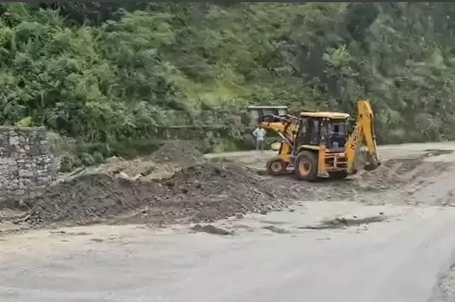 Gopeshwar: बदरीनाथ मार्ग पर भू-धसाव, सड़क अवरुद्ध Gopeshwar: बदरीनाथ मार्ग पर भू-धसाव, सड़क अवरुद्ध