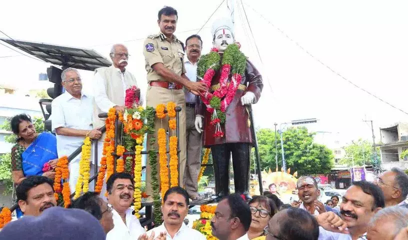 हैदराबाद पुलिस कमिश्नर CV Anand ने राजा बहादुर वेंकटराम रेड्डी को श्रद्धांजलि दी हैदराबाद पुलिस कमिश्नर CV Anand ने राजा बहादुर वेंकटराम रेड्डी को श्रद्धांजलि दी
