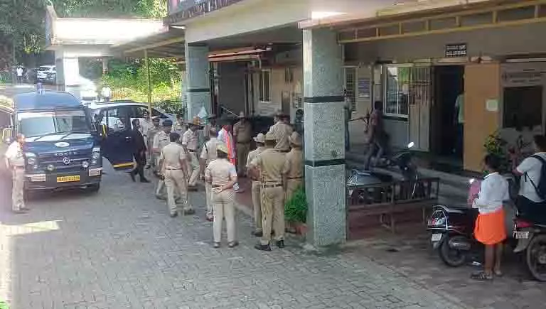 Karnataka: बीएल संतोष के खिलाफ पोस्ट पर टिमरोडी को 14 दिन हिरासत Karnataka: बीएल संतोष के खिलाफ पोस्ट पर टिमरोडी को 14 दिन हिरासत