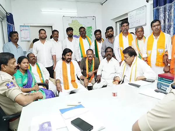 तेलंगाना BJP अध्यक्ष ने राज्य सरकार के खिलाफ प्रदर्शन के दौरान हिरासत में लिए जाने का आरोप लगाया तेलंगाना BJP अध्यक्ष ने राज्य सरकार के खिलाफ प्रदर्शन के दौरान हिरासत में लिए जाने का आरोप लगाया