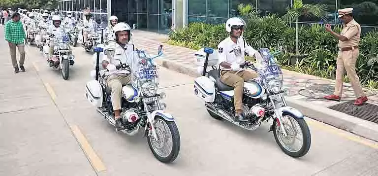 Hyderabad : ट्रैफिक पुलिस को मिलीं 150 नई बाइकें Hyderabad : ट्रैफिक पुलिस को मिलीं 150 नई बाइकें