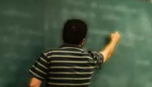 अधिकारी ने स्कूल में नकली टीचर को पकड़ा अधिकारी ने स्कूल में नकली टीचर को पकड़ा