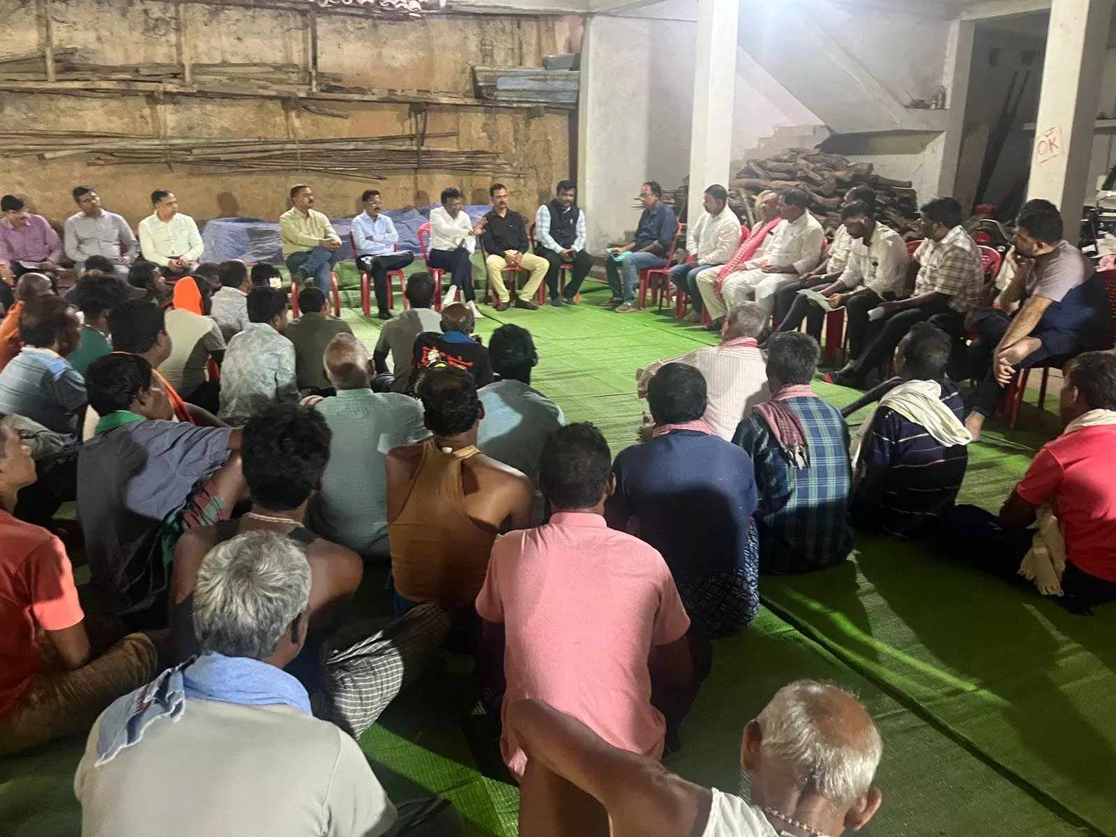 गारे-पेलमा 2 परियोजना को गति देने ग्रामीणों और महाजेनको अधिकारियों की सीधी मुलाकात गारे-पेलमा 2 परियोजना को गति देने ग्रामीणों और महाजेनको अधिकारियों की सीधी मुलाकात