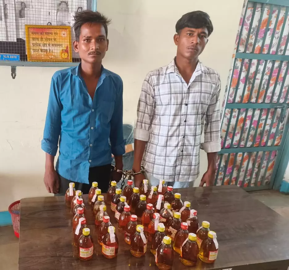 नवापारा बस स्टैंड के पास दो शराब कोचिया गिरफ्तार नवापारा बस स्टैंड के पास दो शराब कोचिया गिरफ्तार