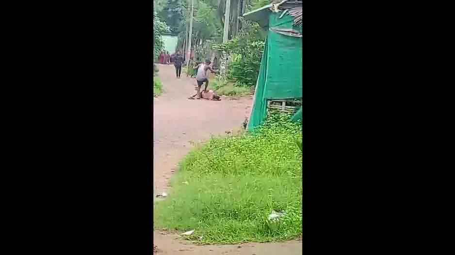 Odisha: बुजुर्ग चाचा की सरेआम पिटाई, वीडियो वायरल Odisha: बुजुर्ग चाचा की सरेआम पिटाई, वीडियो वायरल