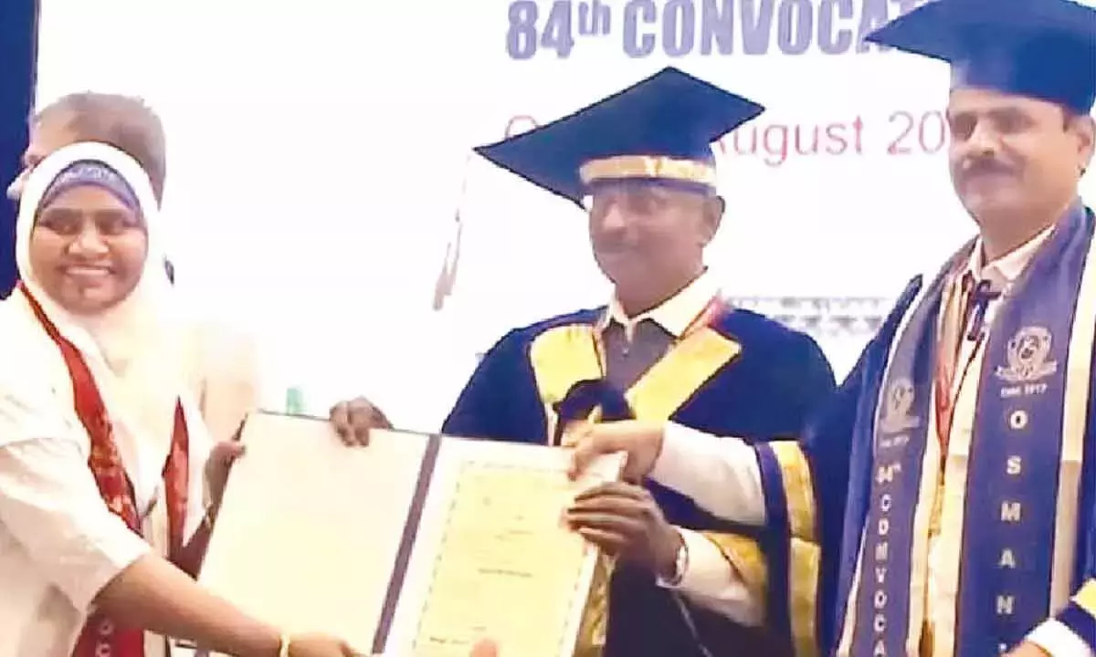 VMC शिक्षक को उस्मानिया विश्वविद्यालय से डॉक्टरेट की उपाधि मिली VMC शिक्षक को उस्मानिया विश्वविद्यालय से डॉक्टरेट की उपाधि मिली