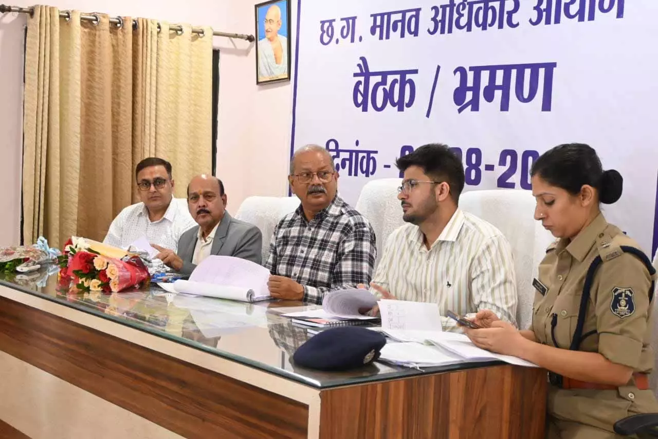बलौदाबाजार में मानव अधिकार आयोग के अध्यक्ष ने ली अधिक़ारियों की बैठक बलौदाबाजार में मानव अधिकार आयोग के अध्यक्ष ने ली अधिक़ारियों की बैठक