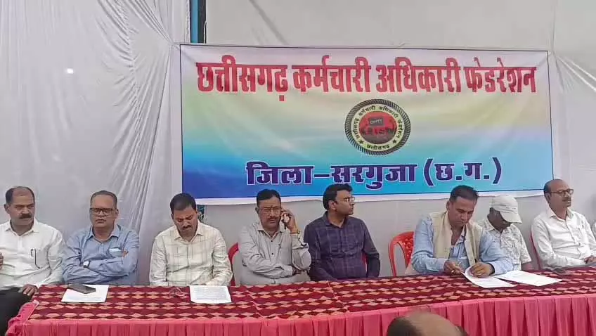 कर्मचारियों की हड़ताल से आज कामकाज रहा ठप कर्मचारियों की हड़ताल से आज कामकाज रहा ठप