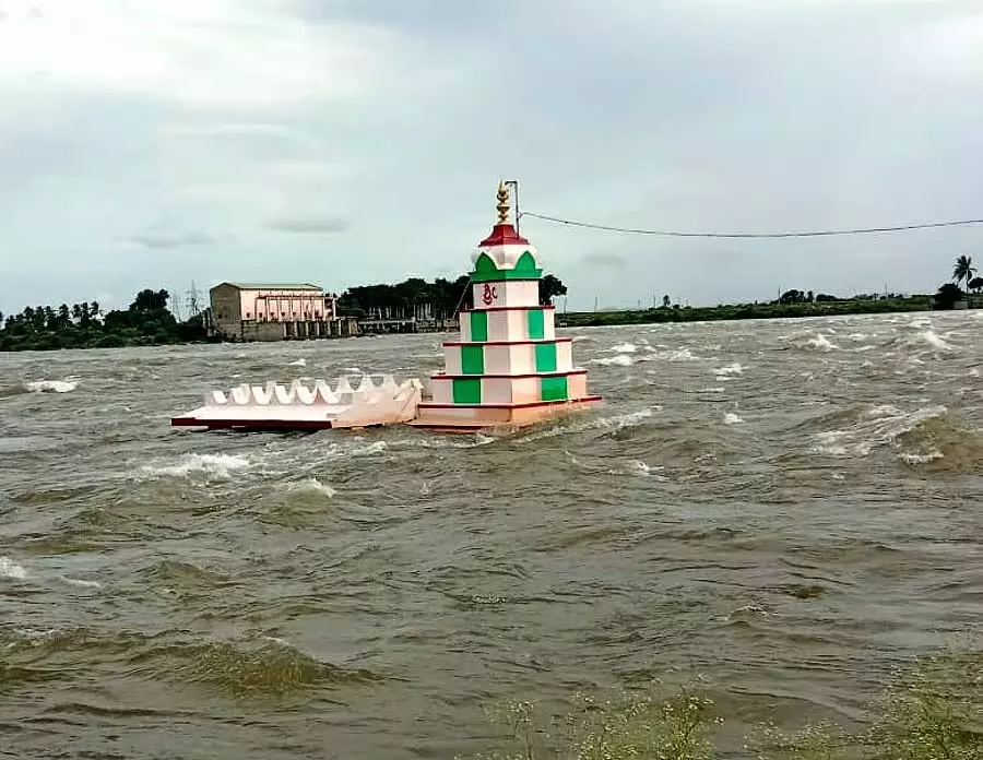 Karatagi : बसवेश्वर मंदिर नदी में डूब गया Karatagi : बसवेश्वर मंदिर नदी में डूब गया