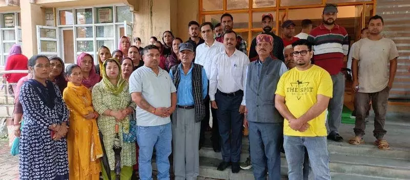 Dharamshala में स्कूल और मंदिर के पास शराब की दुकान के खिलाफ ग्रामीण एकजुट Dharamshala में स्कूल और मंदिर के पास शराब की दुकान के खिलाफ ग्रामीण एकजुट