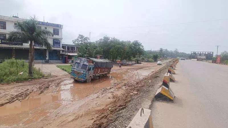 बद्दी-नालागढ़ राजमार्ग की मरम्मत करें या आंदोलन का सामना करें: Transporters बद्दी-नालागढ़ राजमार्ग की मरम्मत करें या आंदोलन का सामना करें: Transporters