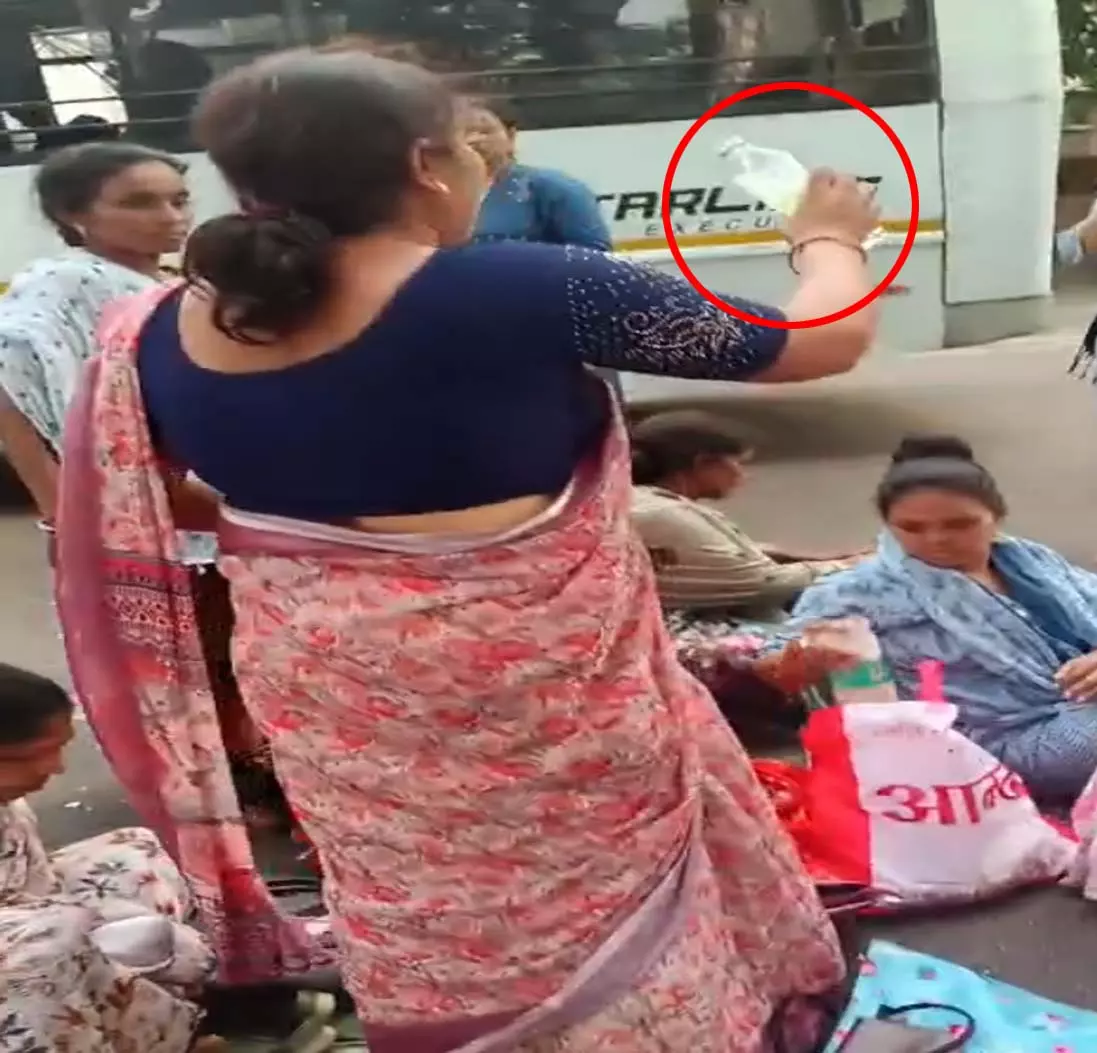 पंचायत शिक्षकों की अनुकंपा नियुक्ति पर बवाल, महिला ने दी जान देने की कोशिश पंचायत शिक्षकों की अनुकंपा नियुक्ति पर बवाल, महिला ने दी जान देने की कोशिश