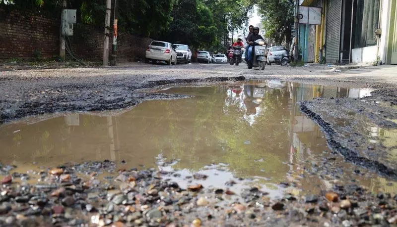 लगातार बारिश ने Ludhiana की खराब सड़क संरचना और नागरिक उदासीनता को उजागर किया लगातार बारिश ने Ludhiana की खराब सड़क संरचना और नागरिक उदासीनता को उजागर किया