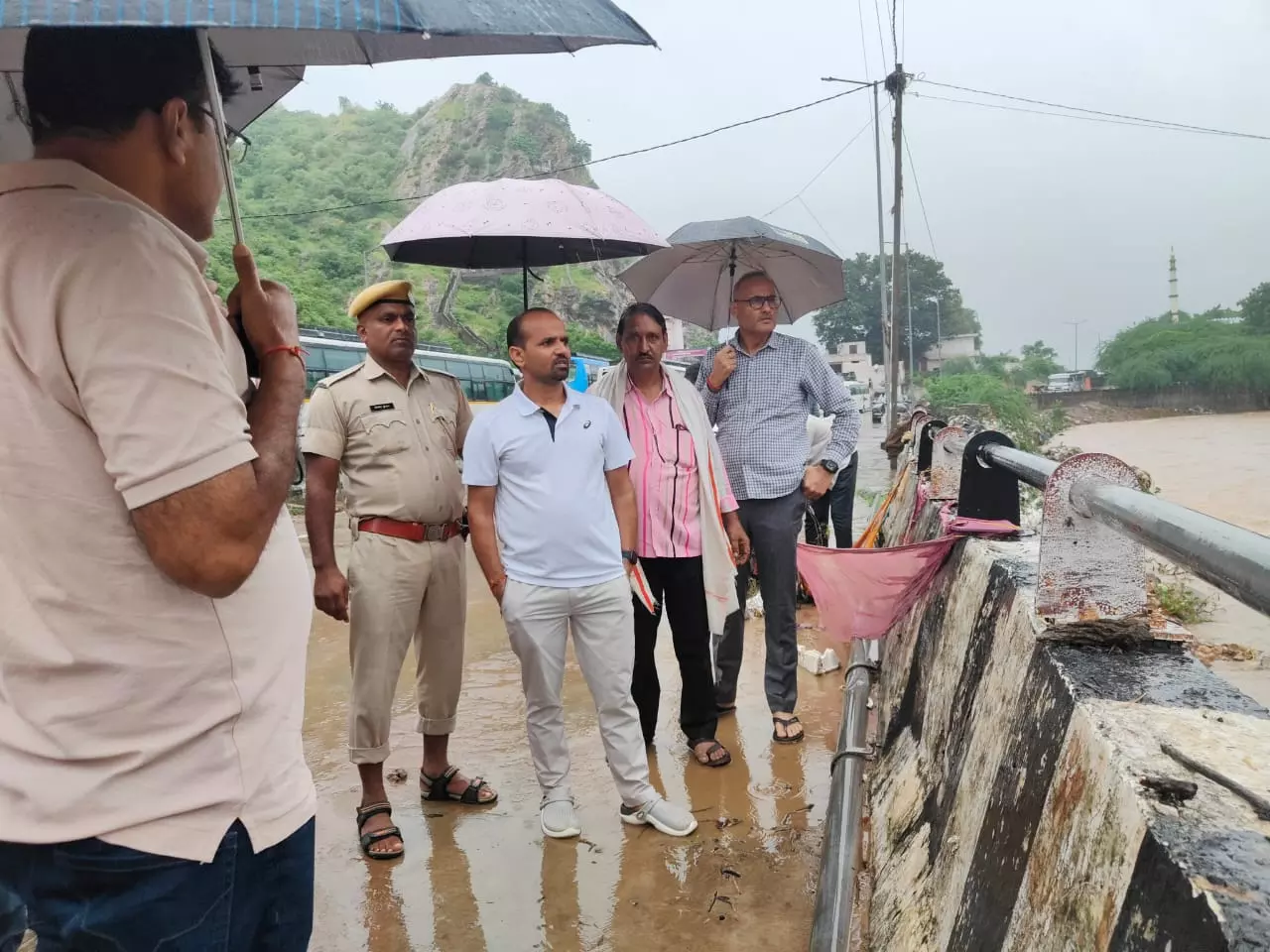 Madhopur: जिला कलेक्टर ने अतिवृष्टि के दौरान जलभराव से प्रभावित क्षेत्रों का किया निरीक्षण Madhopur: जिला कलेक्टर ने अतिवृष्टि के दौरान जलभराव से प्रभावित क्षेत्रों का किया निरीक्षण