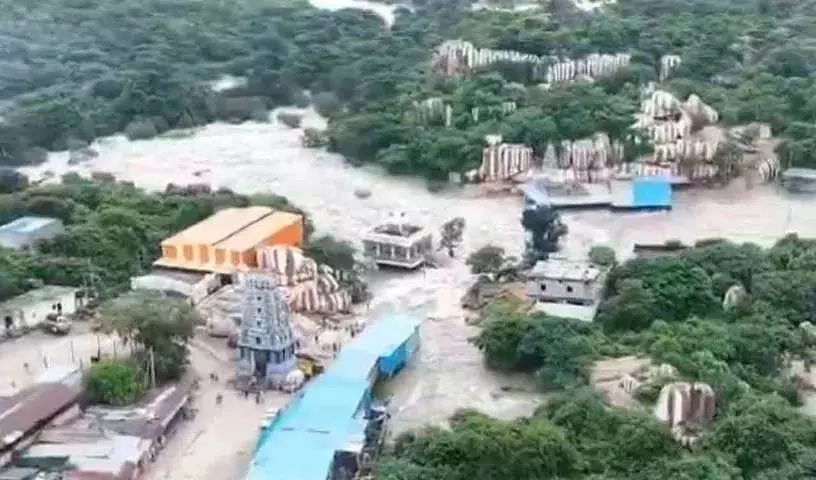 Edupayala वन दुर्गा मंदिर नौ दिनों से पानी में डूबा हुआ Edupayala वन दुर्गा मंदिर नौ दिनों से पानी में डूबा हुआ