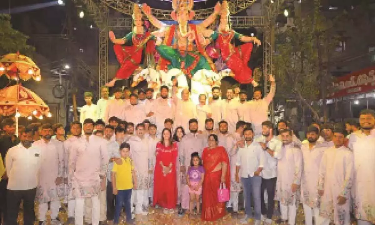 Moosrambagh में 22 फुट ऊँची गणेश प्रतिमा का भव्य स्वागत Moosrambagh में 22 फुट ऊँची गणेश प्रतिमा का भव्य स्वागत