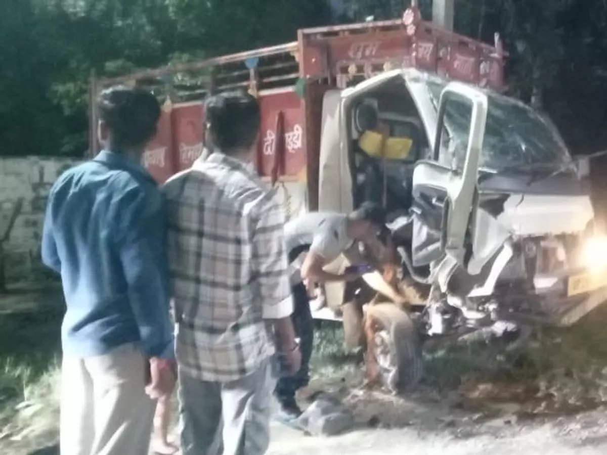 Bareilly: ट्रैक्टर-ट्राली और छोटे हाथी की टक्कर में तीन घायल Bareilly: ट्रैक्टर-ट्राली और छोटे हाथी की टक्कर में तीन घायल
