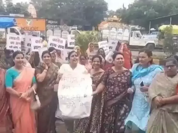 Rajgarh: कांग्रेस नेता के बयान पर महिलाओं का गुस्सा Rajgarh: कांग्रेस नेता के बयान पर महिलाओं का गुस्सा
