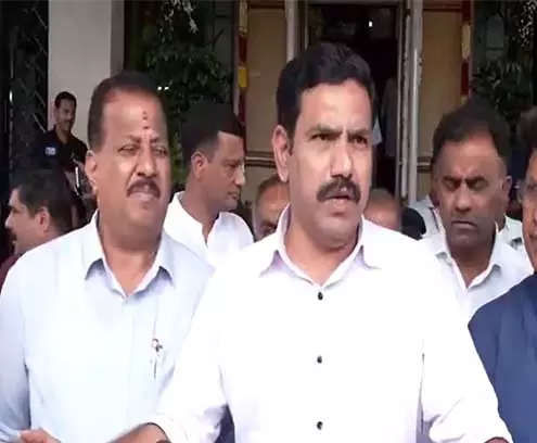 कर्नाटक के CM और डिप्टी सीएम अब मास्क के पीछे छिपने को मजबूर: भाजपा प्रदेश अध्यक्ष विजयेंद्र कर्नाटक के CM और डिप्टी सीएम अब मास्क के पीछे छिपने को मजबूर: भाजपा प्रदेश अध्यक्ष विजयेंद्र